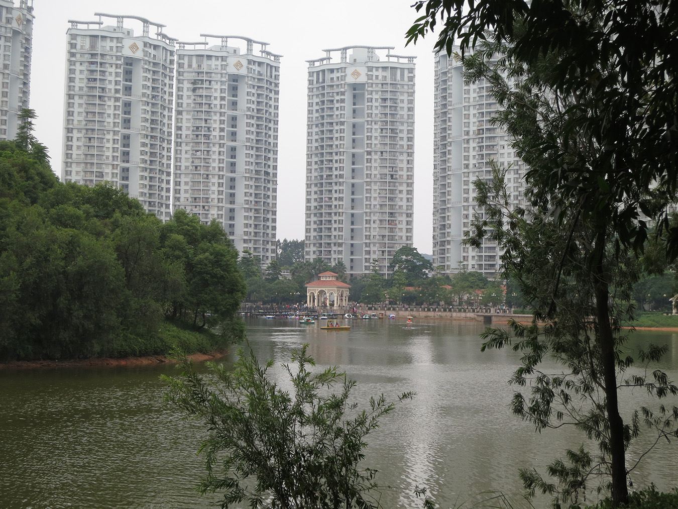 A sanitized, green aesthetic is characteristic of many gated communities in China.
Photo by Amy Zhang.