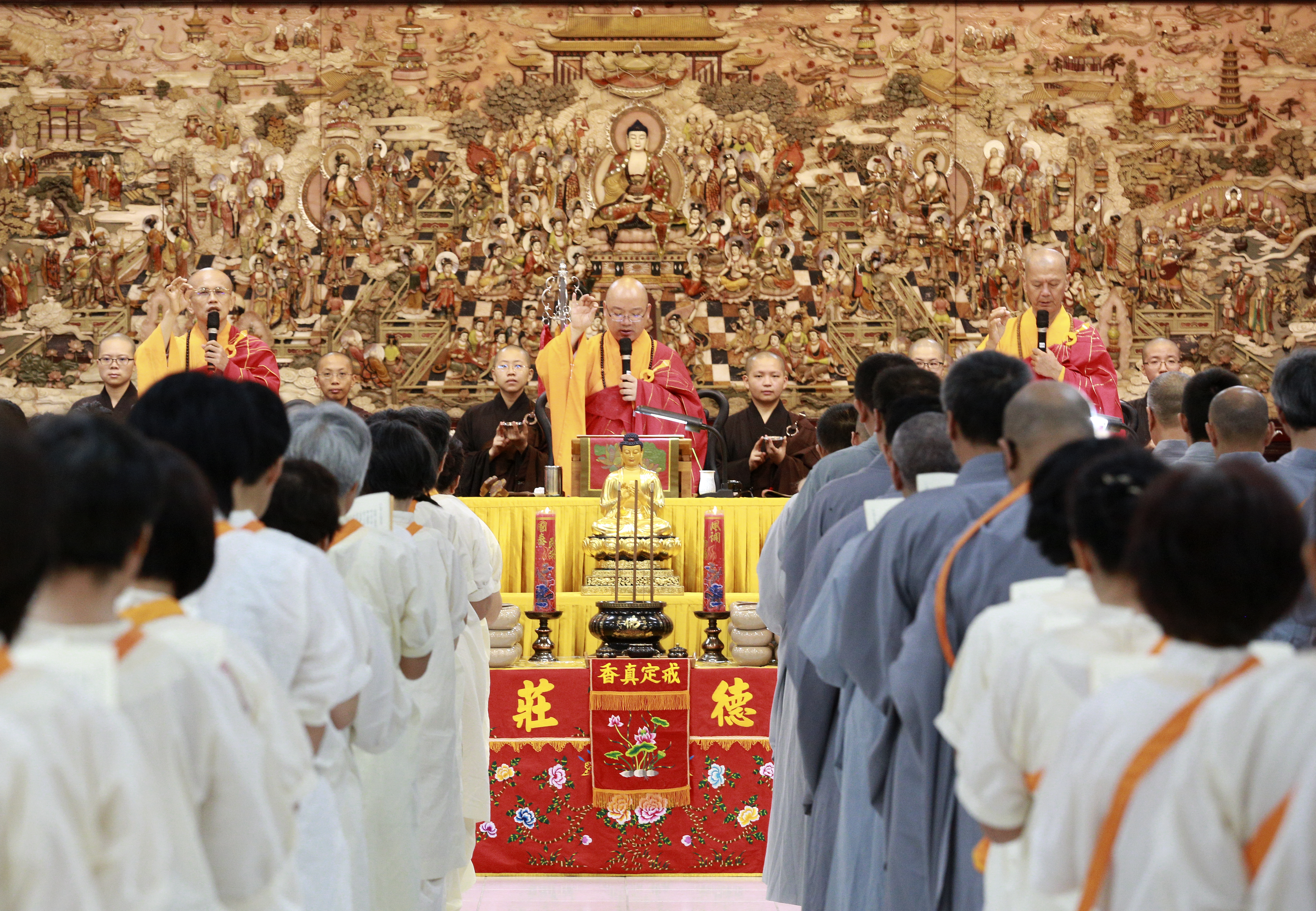 The witnessing master welcomes new preceptees at the conferring the precepts ritual in the main shrine room, Fo Guang Shan Headquarters, 2016. Photo by Life News Agency.