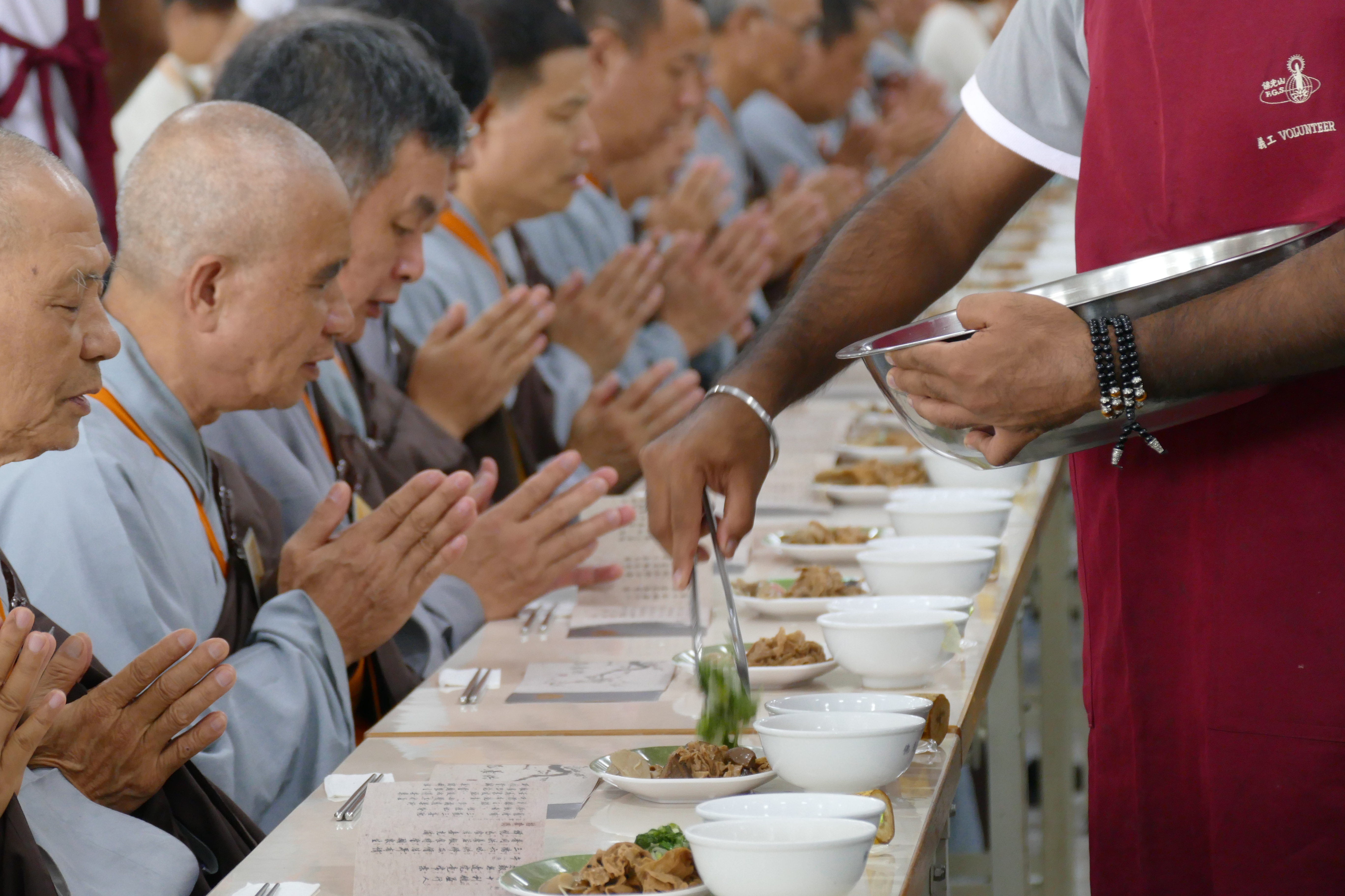 Preceptees eat together during the retreat at Fo Guang Shan Headquarters, 2016. Photo by Life News Agency.