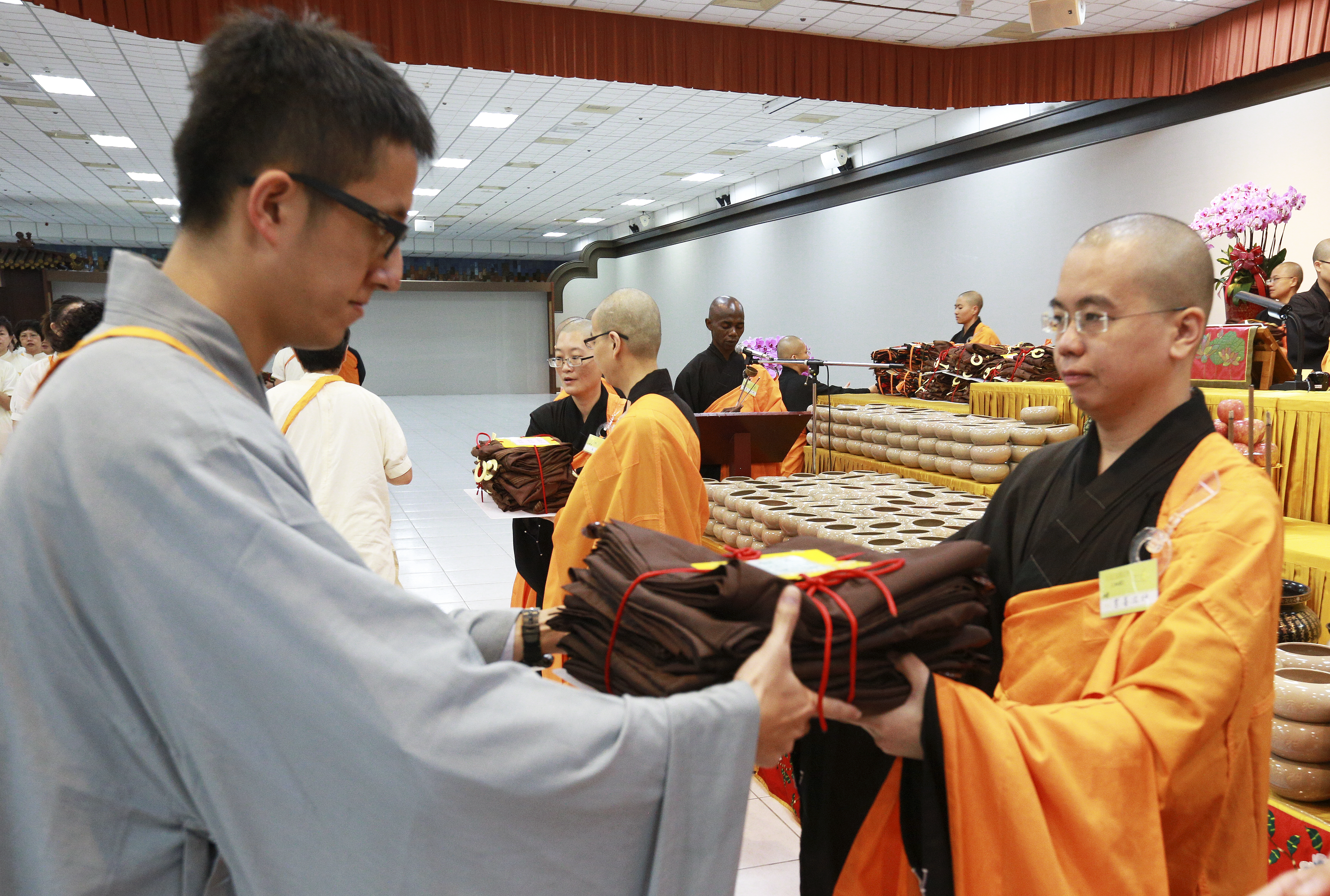 New preceptees are given robes, alms bowls, and sitting mats at the conferring the precepts ritual, Fo Guang Shan Headquarters, 2016. Photo by Life News Agency.