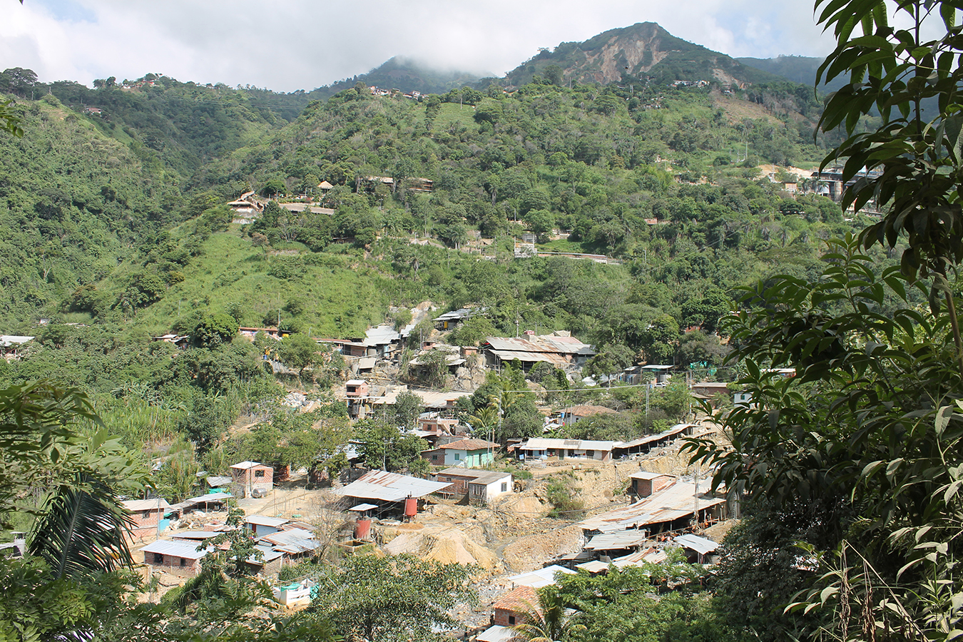 The mountain and Marmato. Photo by Pablo Jaramillo.
