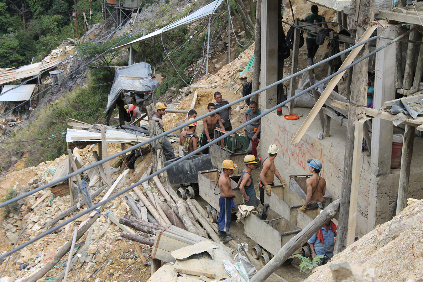 Guacheros in the mouth of a tunnel. Photo by Pablo Jaramillo.