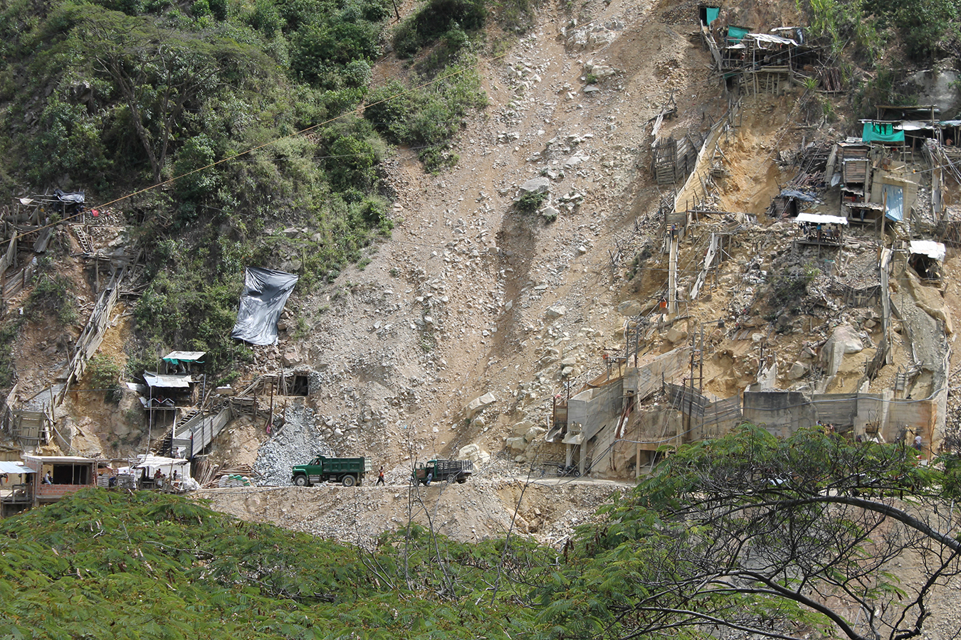 Mining debris on the slope. Photo by Pablo Jaramillo.