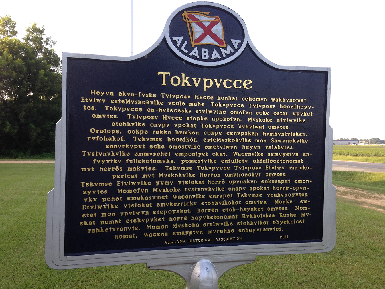 The Mvskoke side of the historical marker at Tukabatchee. Photo by Leigh Bloch.