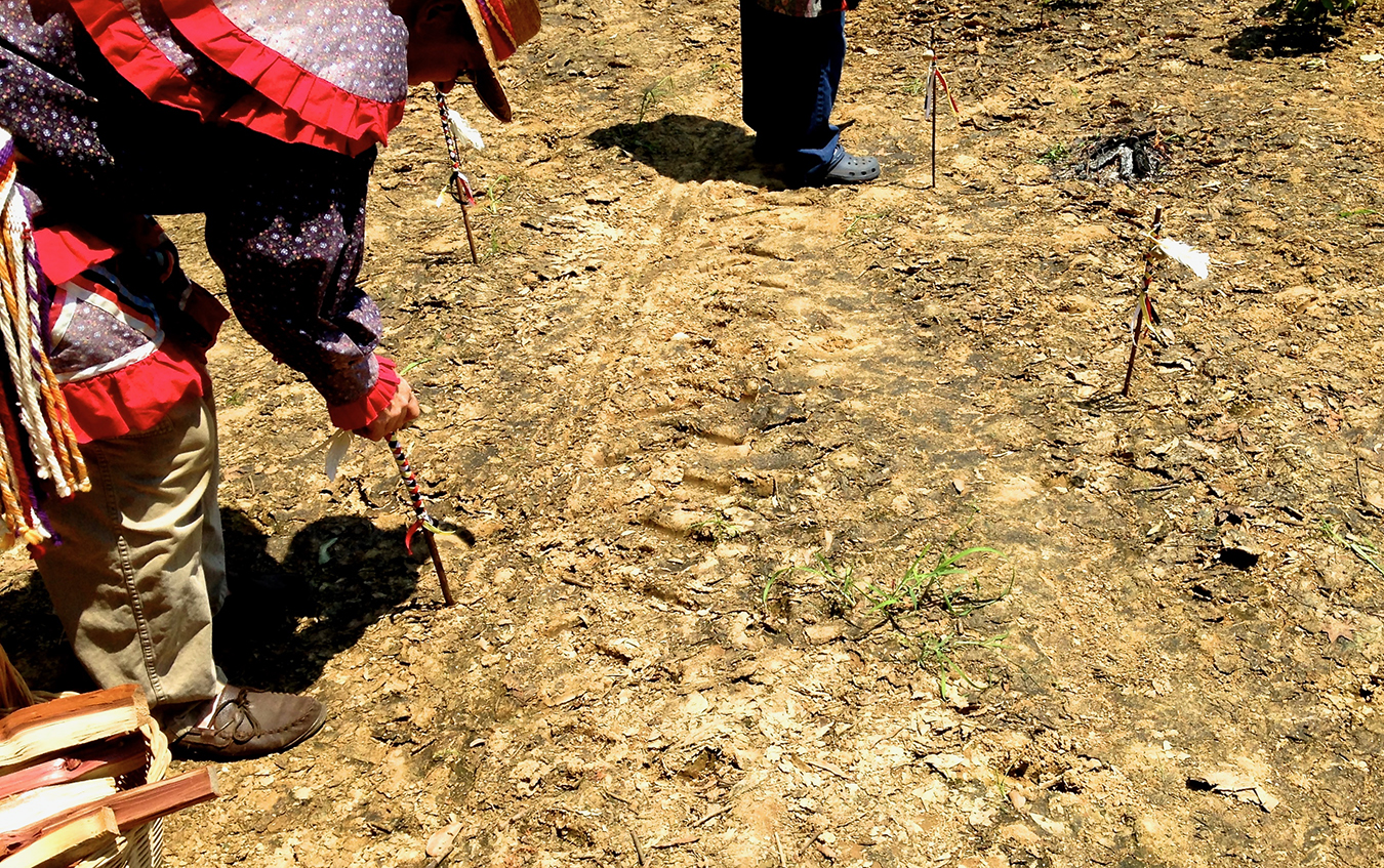 Pvlvcekolv people gather at Fusihatchee to care for the dead. Photo by Leigh Bloch.