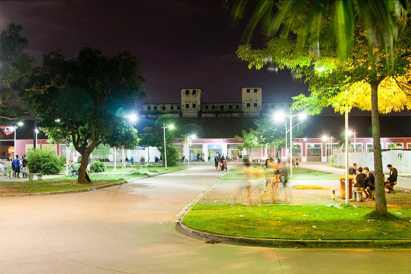 Students in park. Photo by Benjamin Fogarty-Valenzuela.