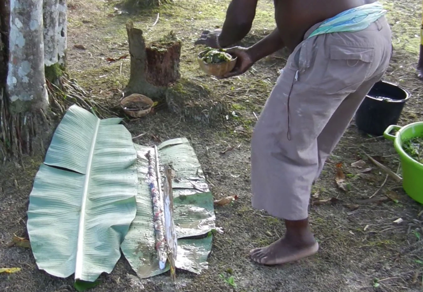 Preparing an effigy of a snake kunu in preparation for divination. Photo by Stuart Earle Strange.
