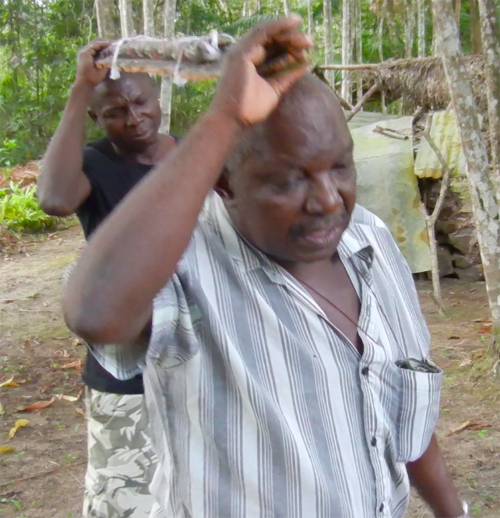 Consulting a carry oracle of a snake kunu. Photo by Stuart Earle Strange.