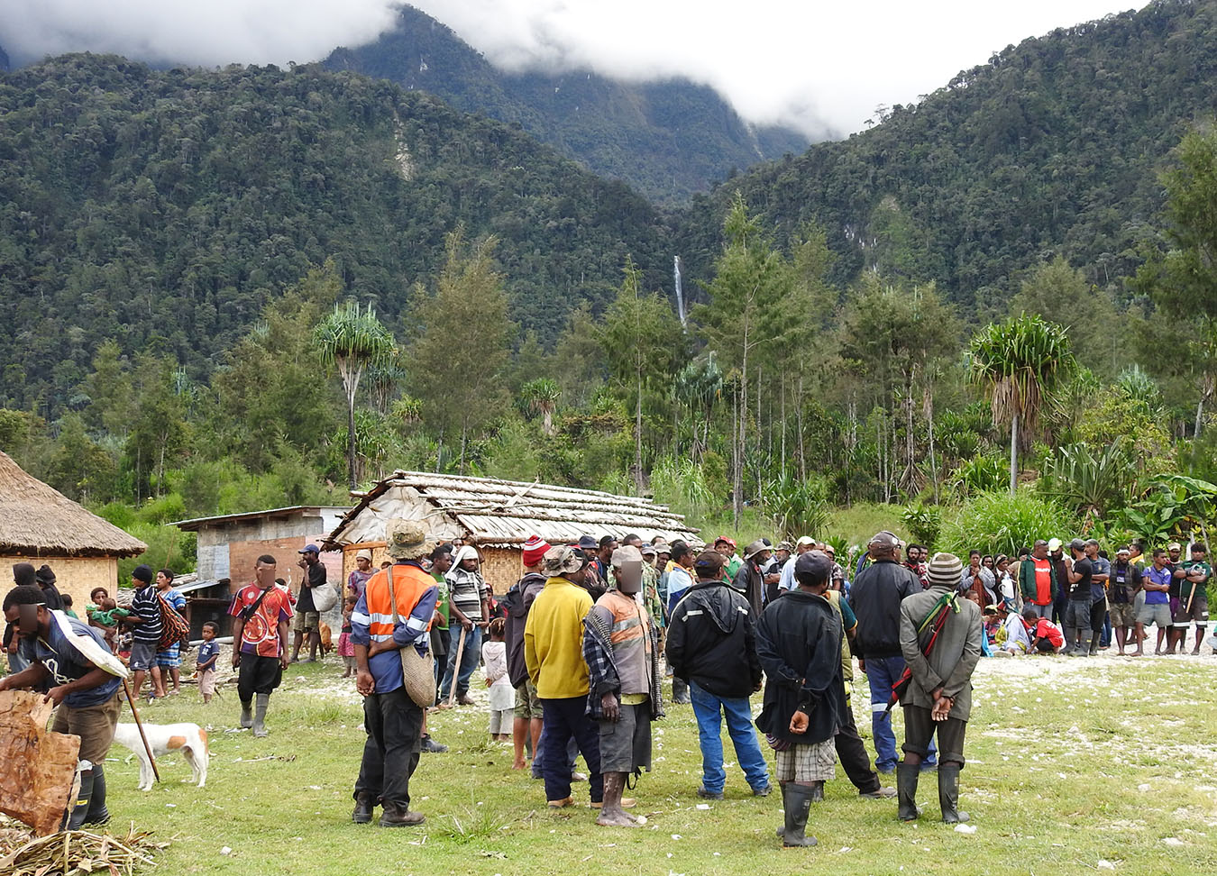 A funeral gathering in eastern Porgera. Photo by Jerry K. Jacka.