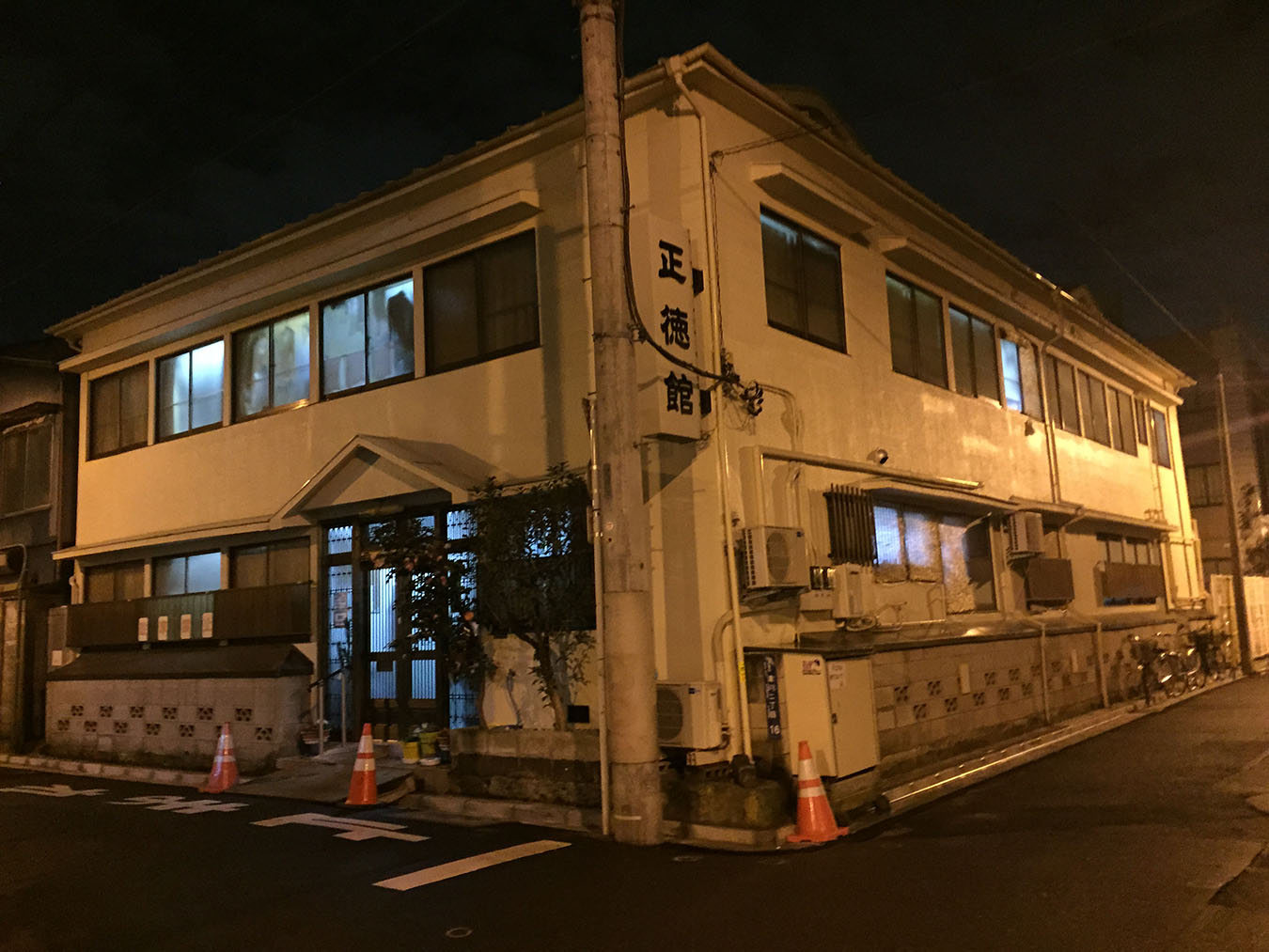 standard bunkhouse in San’ya with single-room occupancy. Toilets, microwave (there was no kitchen), and a common bathing area were shared. Photo by Klaus K.Y. Hammering.