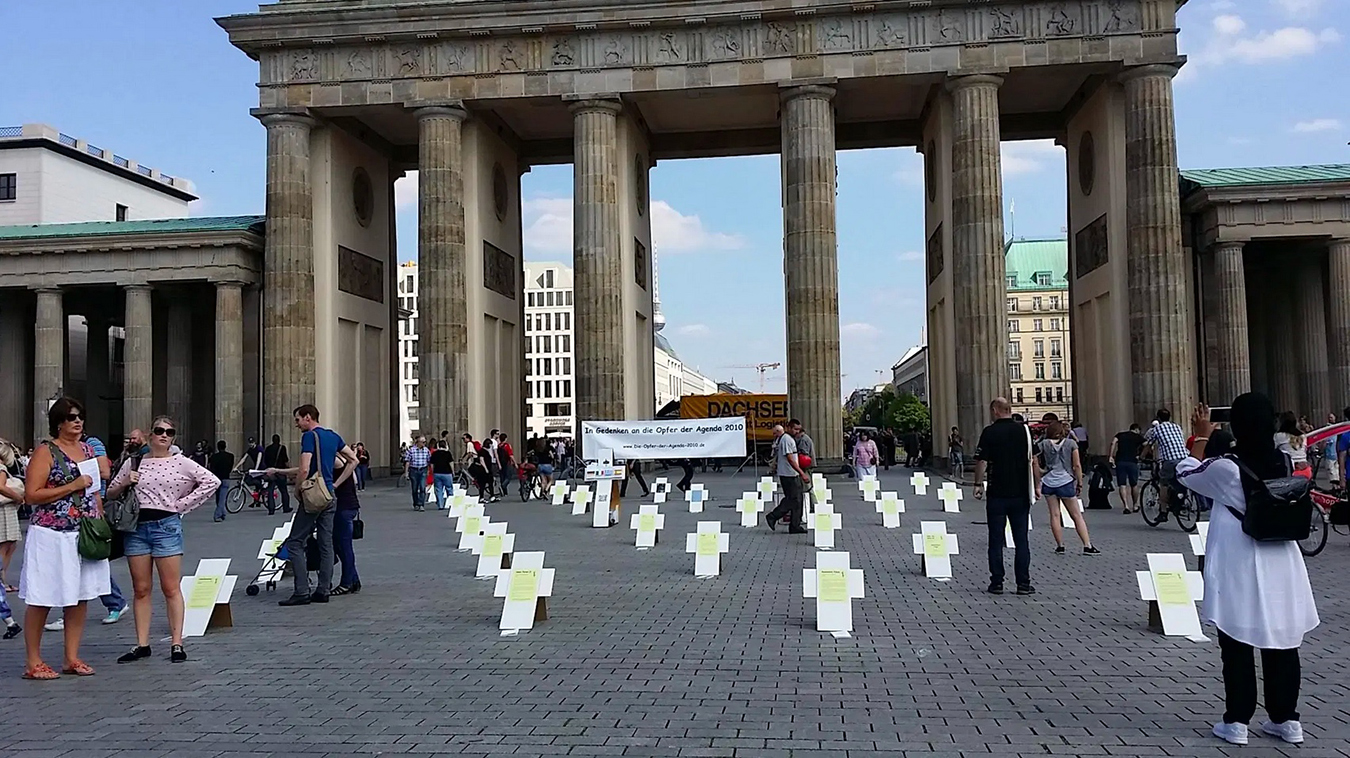 Micha’s headstones arranged by the Brandenburger Tor. Photo by Michael Fielsch.