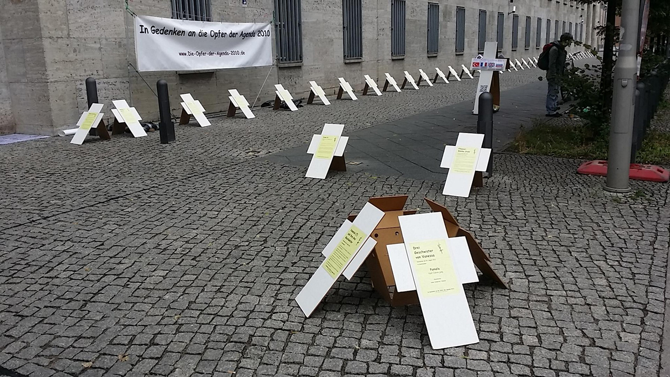 Micha’s installation with banner. Photo by Michael Fielsch.