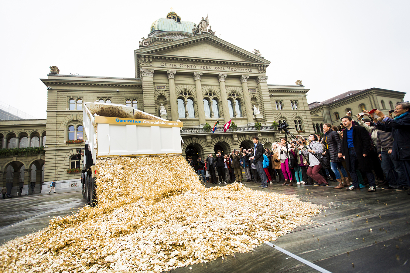 Commencement of the “coin action” in Bern. Photo by Stefan Bohrer.