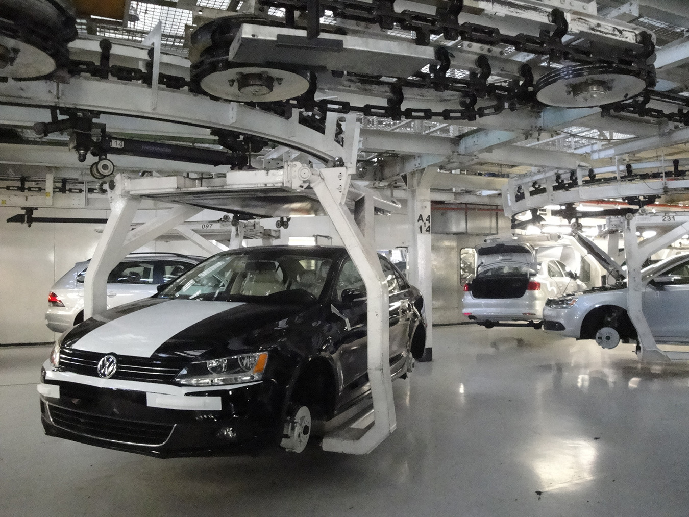 Almost-finished cars moving on the assembly line. Photo by Alejandra González Jiménez.