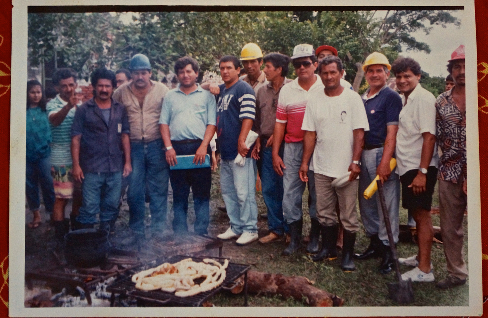 Trade Unionists eating asado during a factory meeting in the 1980s. Source: Desiderio Fernandez. Picture of the original by the author, 2016.