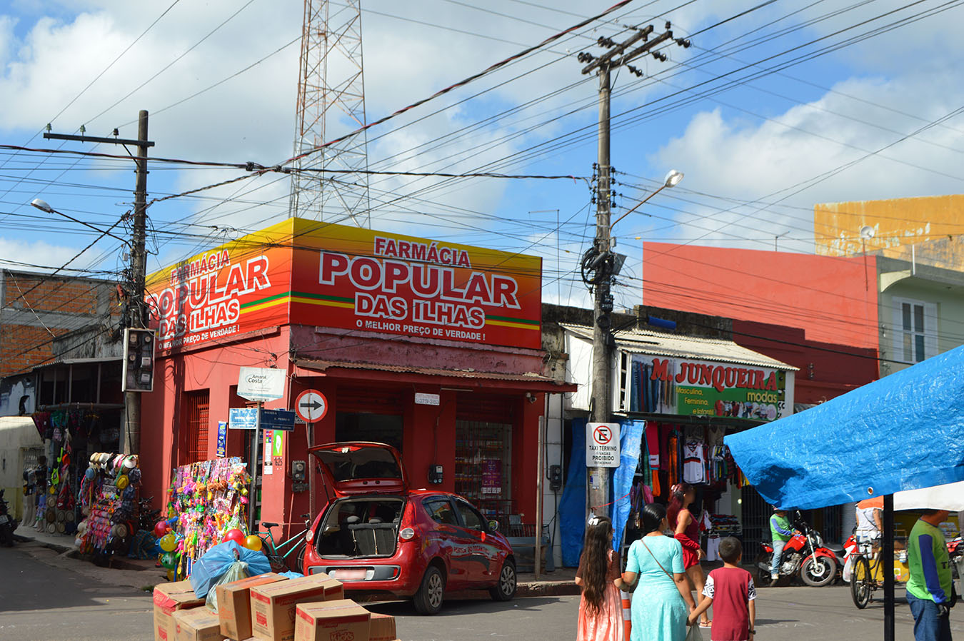 The “Popular Pharmacy of the Islands,” one of Abaetetuba’s many private pharmacies which models its name after a famous SUS program. Photo by Matthew Abel, October 2019.