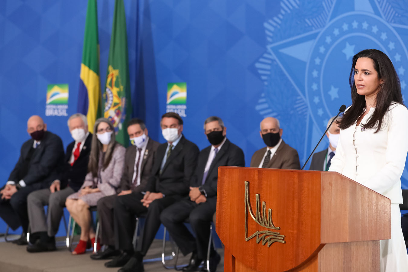 Luciana Cruz (right), anesthesiologist from Belém, Pará, and an online promoter of the so-called “preventative treatments” for COVID-19, presents at the “Brazil Overcomes COVID-19” meeting in August 2020, a summit of pro-preventative treatment clinicians and doctors attended by Brazilian President Jair Bolsonaro (center). Photo by Marcos Corrêa, August 2020.