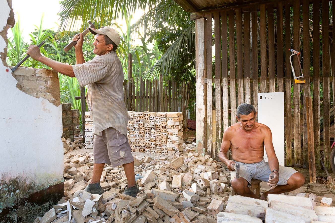 Unbricking an entire house on Perimetral Avenue, Altamira, Pará, 2015. Photo by Carlos Fausto.