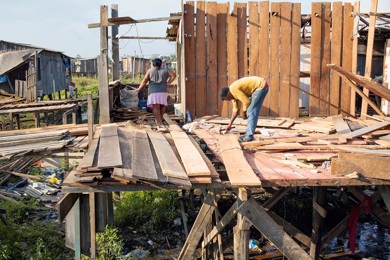 Unnailing houses at Baixão das Olarias, Altamira, Pará. Photo by Carlos Fausto.