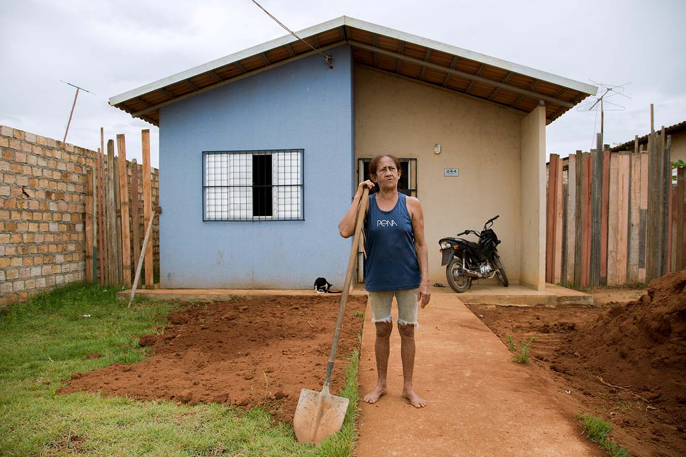 Leveling the front yard in Jatobá, Altamira, Pará, 2016. Photo by Thiago da Costa Oliveira.