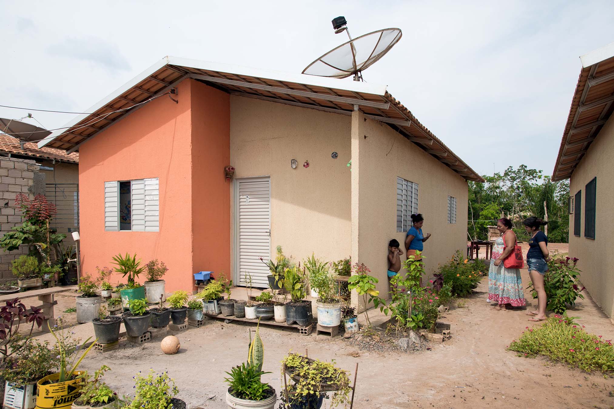Potted plants in the front yard of a house, Jatobá, Altamira, Pará, 2016. Photo by Thiago da Costa Oliveira.