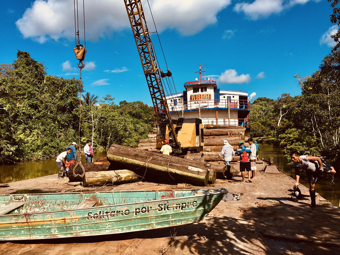 Zhao’s crew prepare for work. Photo by Eduardo Romero Dianderas.