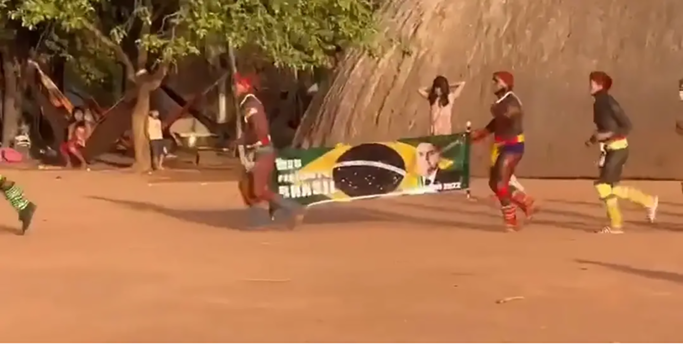 Frame from a video circulating online showing an alleged gathering of Indigenous people in support of Bolsonaro. In Portuguese these kinds of gatherings are named “indiociata.” Source: Revista OESTE.