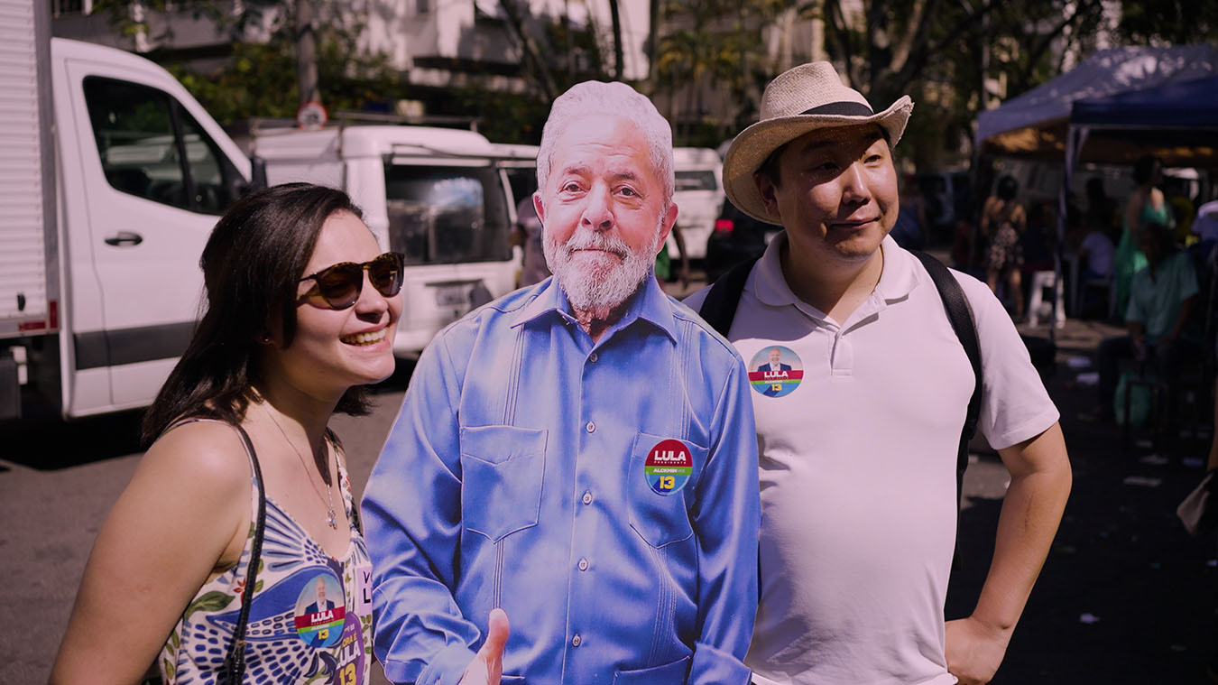 Left-wing supporters in a public square interacting with a life-sized image of Lula at a local street market in Rio de Janeiro. Photo by Mihai Andrei Leaha.